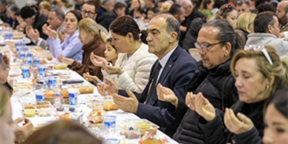 Büyükşehir’in iftar sofrası bu defa Foça’da kuruldu
