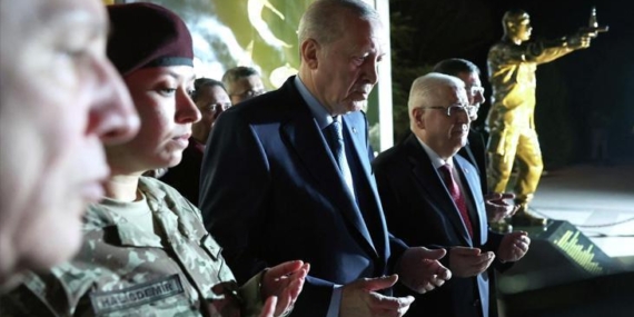 Cumhurbaşkanı Erdoğan, Ömer Halisdemir’in anıtı önünde dua etti