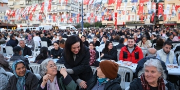 efes-selcukta-iftar-sofrasi-dayanisma-ile-kuruldu-DUAHtZ52.jpg