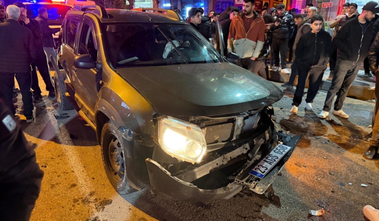 elazigda-otomobil-ile-suv-tipi-arac-carpisti-3-kisi-yaralandi-2i9nNTzS.jpg
