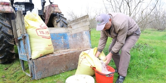 Gübreler toprakla buluşuyor, çiftçinin yüzü gülüyor