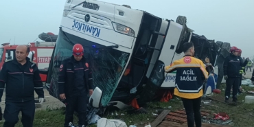 guncelleme-adanada-devrilen-yolcu-otobusundeki-2-kisi-oldu-23-kisi-yaralandi-CtbULzkh.jpg