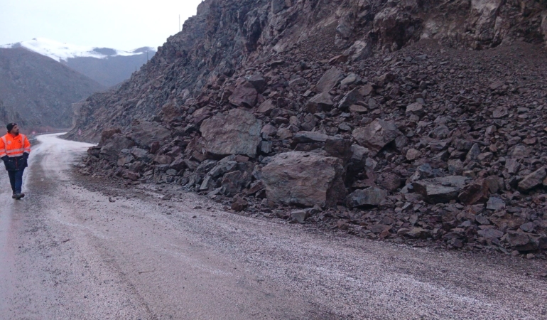 guncelleme-yuksekova-hakkari-kara-yolunda-heyelan-meydana-geldi-iIWGXRuN.jpg