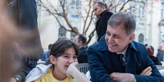 İzmir Büyükşehir Belediyesi’nin iftar sofrası Kemeraltı’nda kuruldu