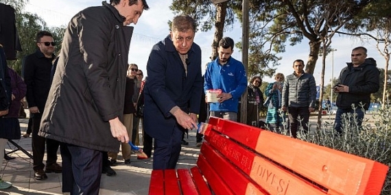 İzmir’den şiddete karşı güçlü ileti: Kırmızı bank