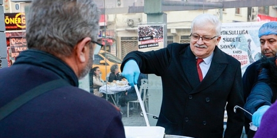 Kadir Gecesi İftarında Burhaniyeliler Cumhuriyet Meydanı’nda Buluştu