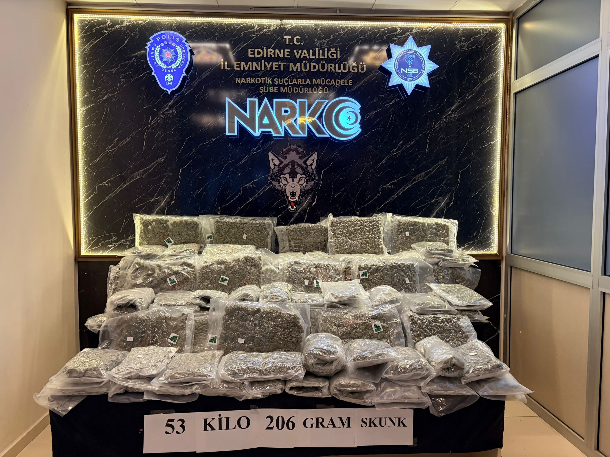 kapikulede-tirda-53-kilo-206-gram-skunk-ele-gecirildi-z72RKz9T.jpg