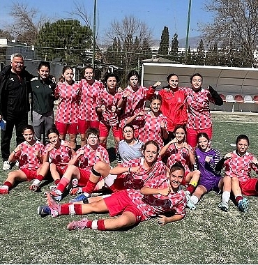 konakin-kizlari-kume-liderligini-birakmadi-93C6Hl6Q.jpg