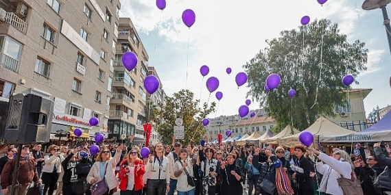 Konak’ta bayan emeği ve dayanışmasına şenlik üzere kutlama
