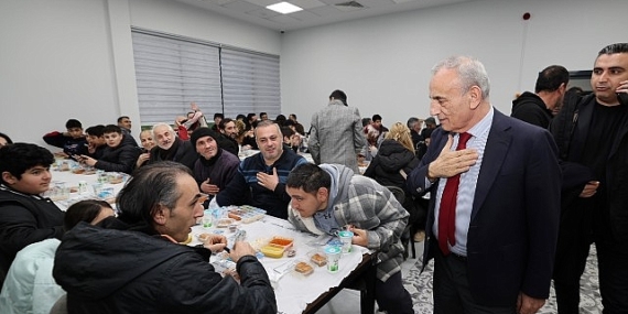 Küçükçekmeceliler, İftar Sofralarında Rahmeti Paylaşıyor