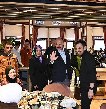lider-altay-konyadaki-gazzeli-ailelerle-iftar-sofrasinda-bulustu-zNm7hAjw.jpg