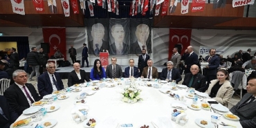 lider-buyukakin-mhp-vilayet-iftarina-katildi-xVOq3zq7.jpg