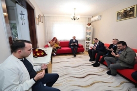 lider-buyukakindan-sehit-ailesine-bayram-ziyareti-sizler-her-vakit-bas-tacisiniz-wz3XM4mZ.jpg