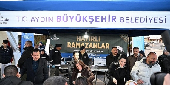 Lider Çerçioğlu Atatürk Kent Meydanı’nda kurulan iftar sofrasında vatandaşlarla bir ortaya geldi