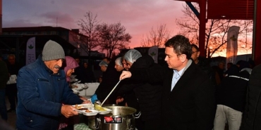lider-erkan-aydin-panayirda-vatandaslarla-gonul-sofrasinda-bulustu-maVu9Dku.jpg