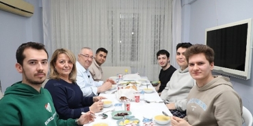 lider-ertas-universite-ogrencilerinin-iftar-sofrasina-konuk-oldu-O7zQsht9.jpg