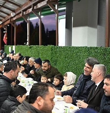 lider-kocaman-iftar-sofrasinda-bulustu-XaWCxf5x.jpg