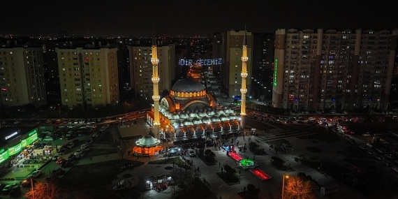 Lider Pekyatırmacı Kadir Gecesi’nde Vatandaşlarla Selçuklu Merkez Camii’nde Buluştu