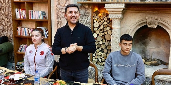 Lider Rasim Arı, atlet gençlerle sahur yaptı