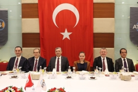 lider-vekili-ozdemir-is-dunyasi-ile-iftarda-bir-ortaya-geldi-ksXROps4.jpg