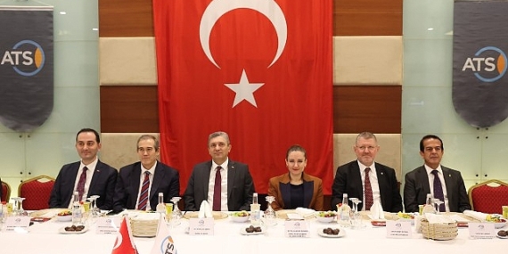 Lider Vekili Özdemir iş dünyası ile iftarda bir ortaya geldi