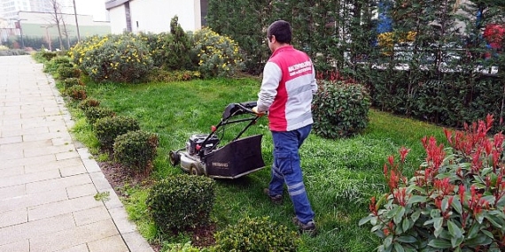 Maltepe Belediyesi’nin parkları bayrama hazırlanıyor