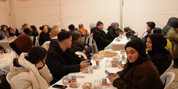 Maltepeliler iftar sofrasında oruçlarını açtı