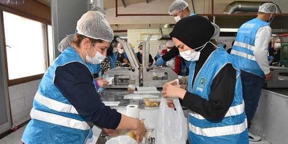 Menemen Belediyesi Aşevi’nden her gün 10 bin şahsa yemek