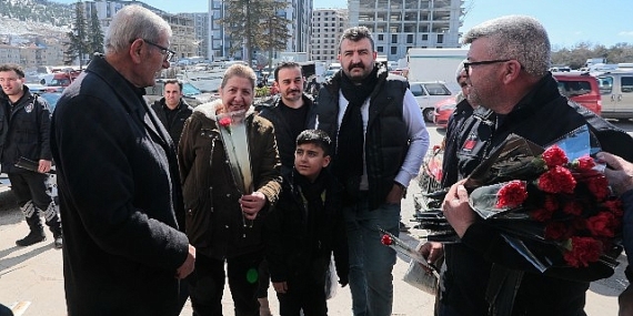 Nevşehir Belediyesi, Bayanlar Günü’nde 5 bin çiçek dağıttı