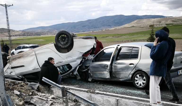 nevsehirde-iki-otomobilin-carpismasi-sonucu-3-kisi-yaralandi-hsyUH4vI.jpg