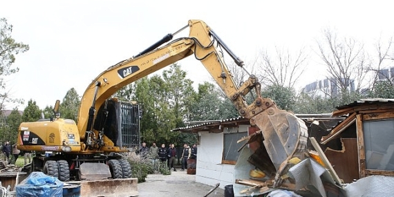 Nilüfer’de kaçak barakalar yıkıldı
