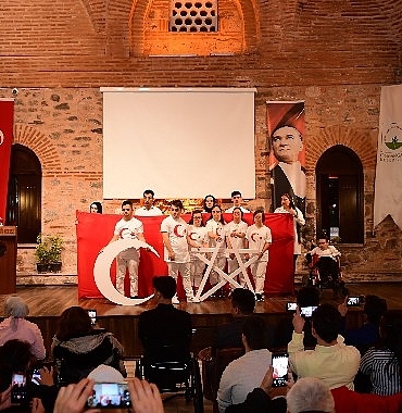 osmangazi-belediyesi-mahzur-tanimayan-yureklerle-ulusal-ruhu-yansitti-JAxhmgtS.jpg