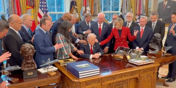 Oval Ofis’te toplanan papazlardan Trump’a toplu dua!