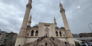 peygamberler-sehri-sanliurfada-ramazanin-son-cuma-namazi-kilindi-4RKWM52x.jpg