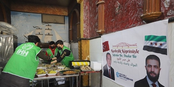 Suriye Rakka’da Büyükşehir’le iftar rahmeti