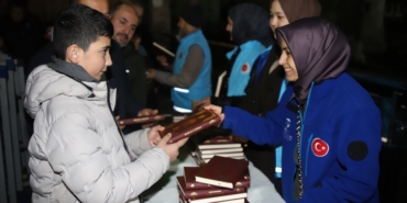 tdv-hediyem-kuran-olsun-projesiyle-96-ulkede-yaklasik-25-milyon-kuran-i-kerim-dagitti-IKsSZb1Z.jpg