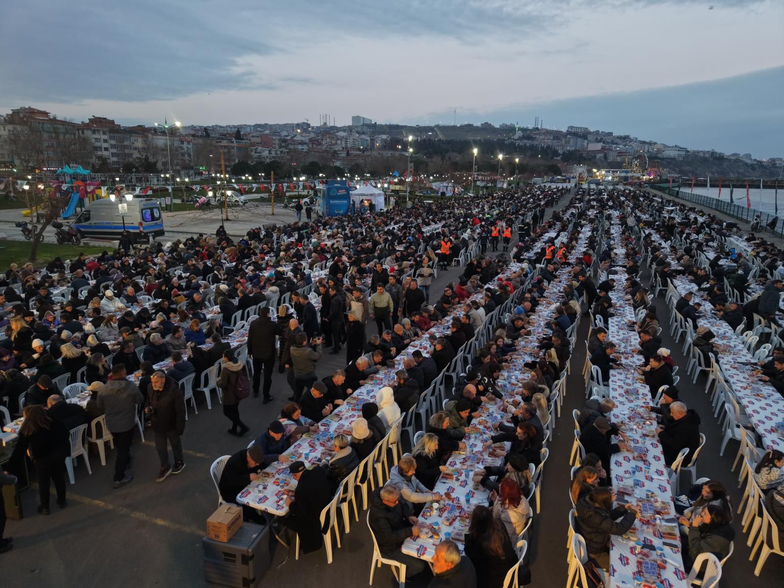 tekirdagda-yaklasik-8-bin-kisi-birlikte-iftar-yapti-YyuiqIdq.jpg