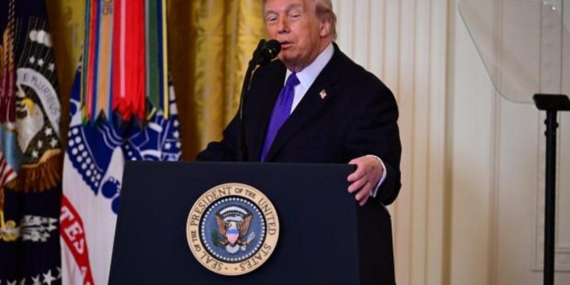 Trump’ın boynundaki kırmızı leke gündem oldu! ABD’den açıklama!