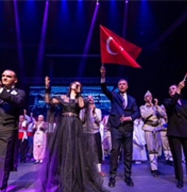 uyan-memet-canakkale-ruhunu-sahneye-tasidi-BuPCXlvM.jpg