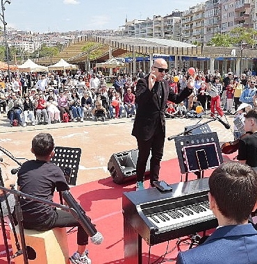 23-nisan-coskusu-konaktan-yayildi-cocuk-senligine-agir-ilgi-Za9AYvmh.jpg