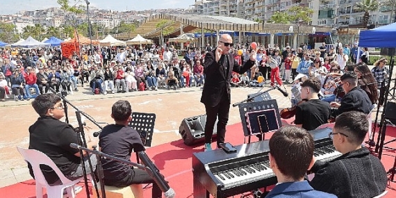 23-nisan-coskusu-konaktan-yayildi-cocuk-senligine-agir-ilgi-Za9AYvmh.jpg