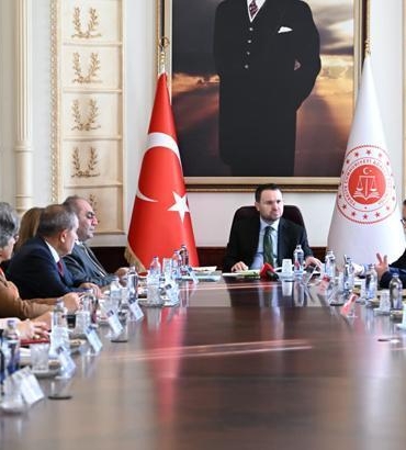 adalet-bakani-gurlek-turkiye-noterler-birligi-heyeti-ile-gorustu-PThQ1GWu.jpg