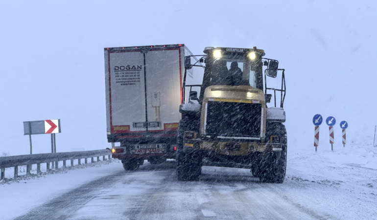 ardahan-savsat-kara-yolu-tir-gecisine-acildi-xYFX6y33.jpg