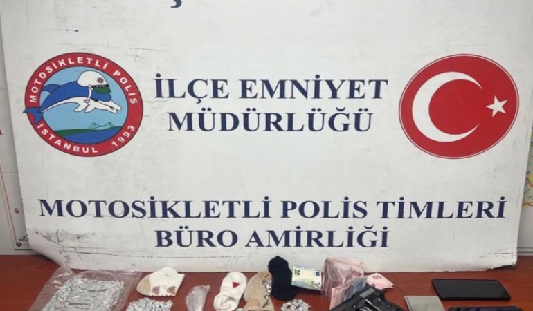 bahcelievlerde-otomobilinde-coraplara-gizlenmis-uyusturucu-bulunan-zanli-gozaltina-alindi-Y8AffwDy.jpg