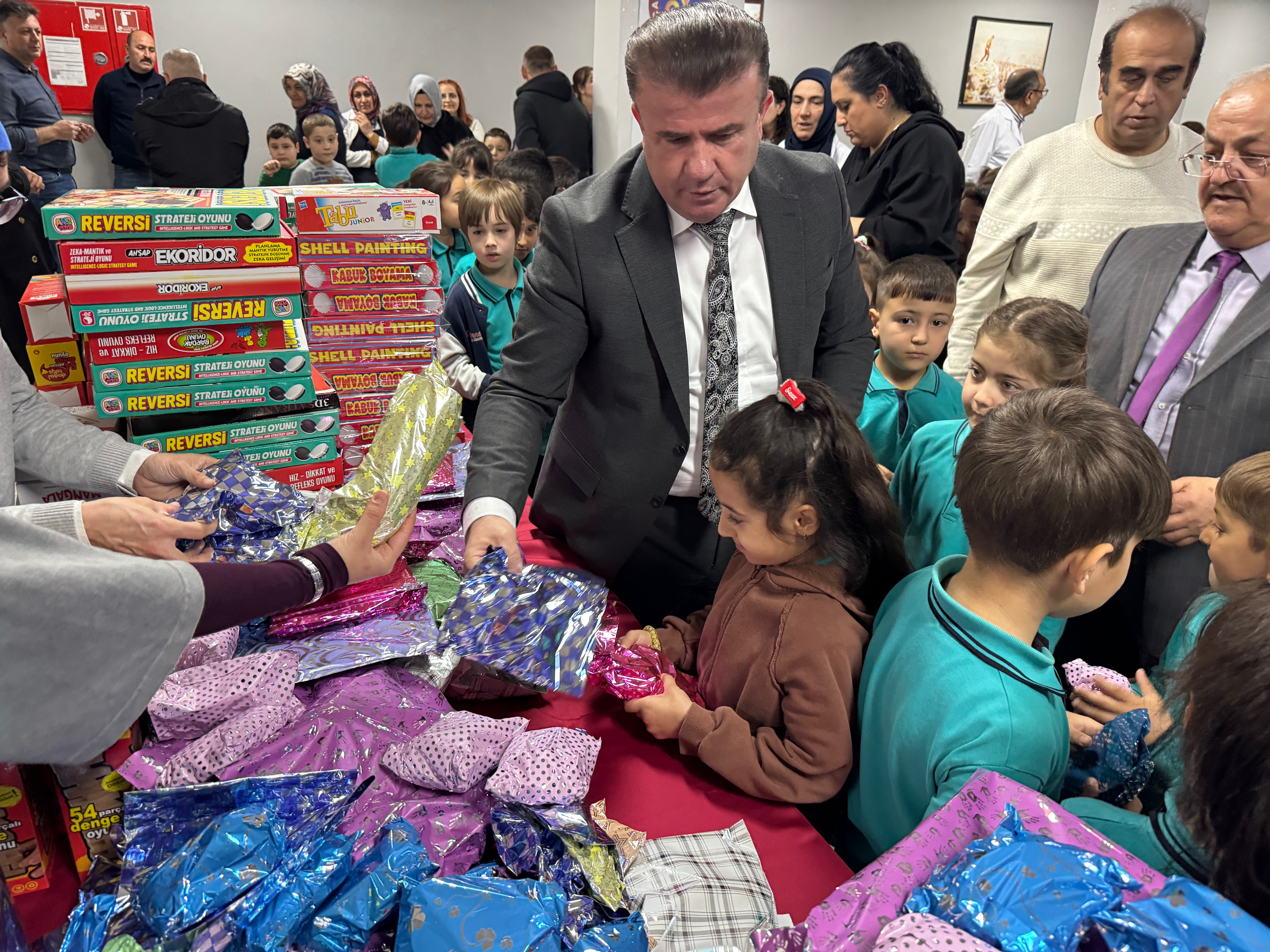 bartinda-8-bin-50-ilkokul-ogrencisine-oyuncak-dagitildi-Lyw3VqZj.jpg