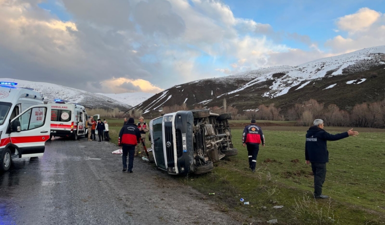 bitliste-minibusun-devrilmesi-sonucu-11-kisi-yaralandi-85cLOHsa.jpg