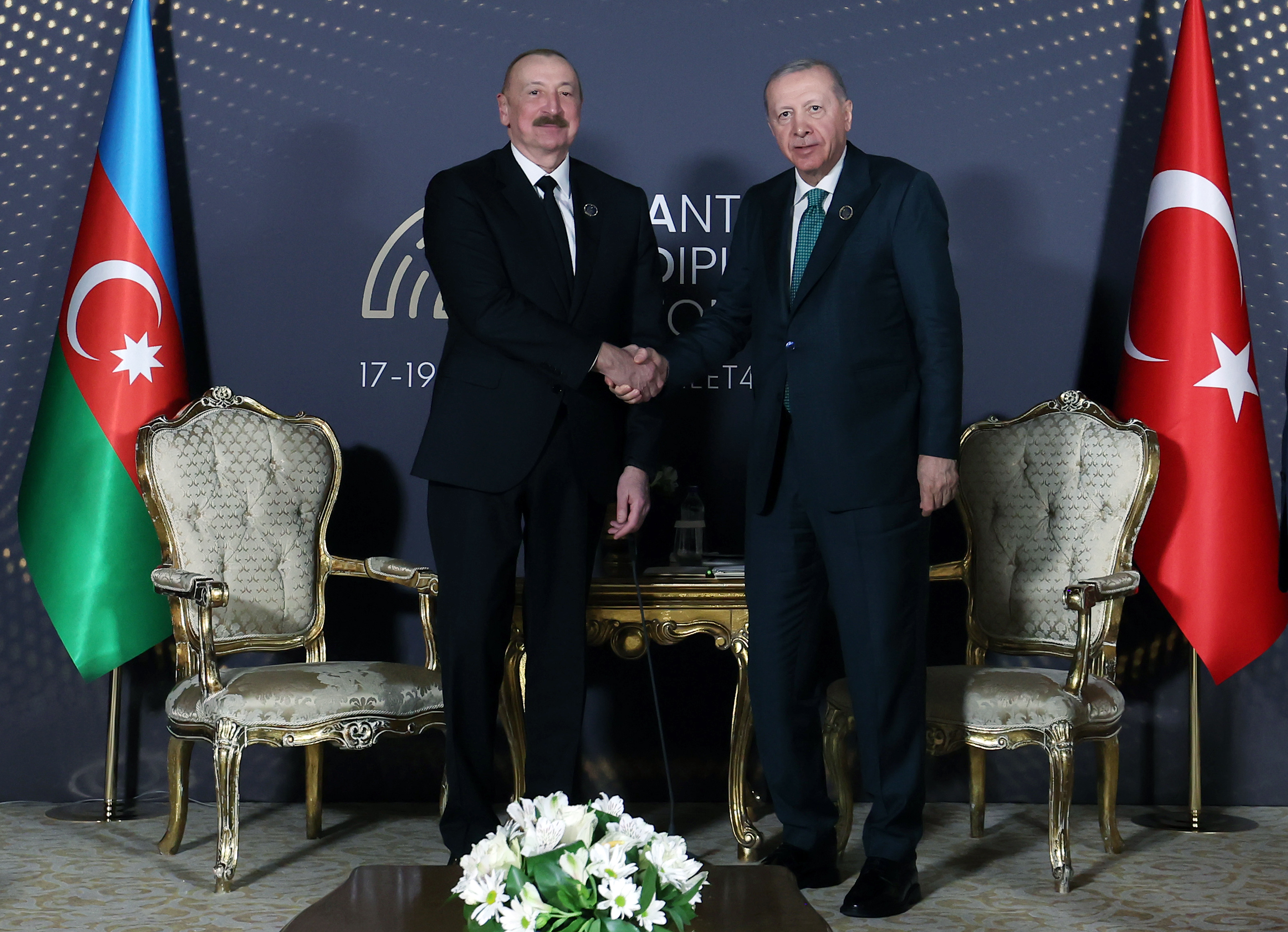 cumhurbaskani-erdogan-azerbaycan-cumhurbaskani-aliyev-ile-gorustu-Nard2nuj.jpg