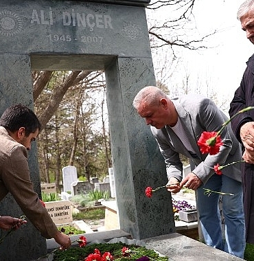 efsane-lider-ali-dincer-mezari-basinda-anildi-QcgcBmWL.jpg