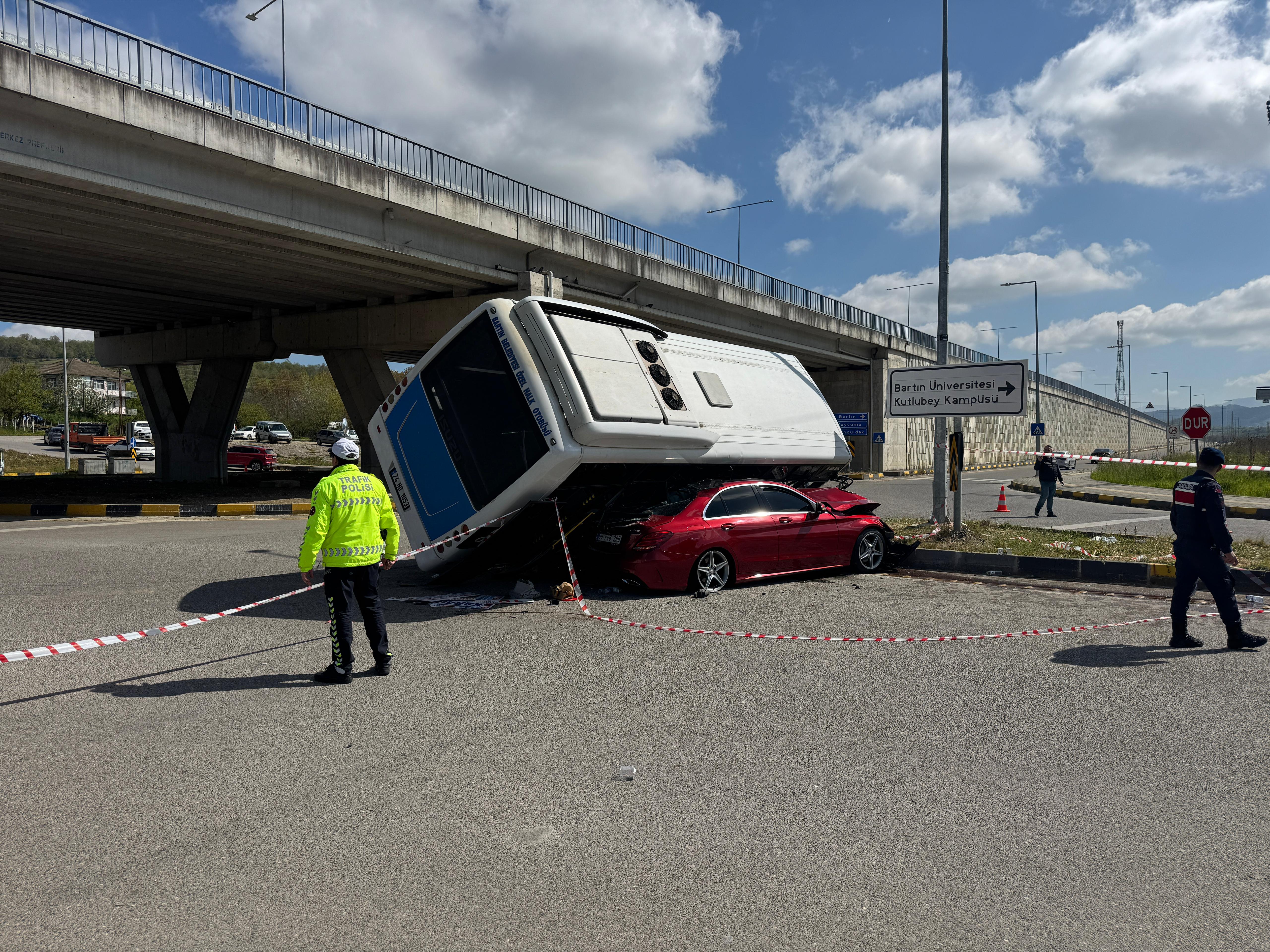 GÜNCELLEME – Bartın’da belediye halk otobüsünün otomobilin üzerine devrildiği kazada 46 kişi hastaneye kaldırıldı