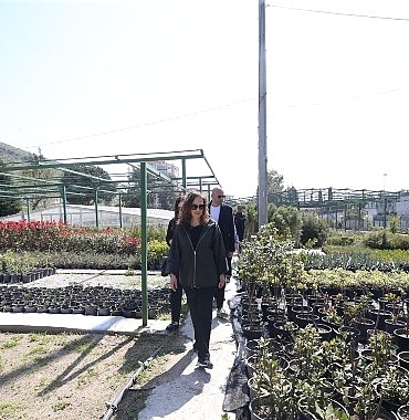 karsiyaka-belediyesi-uretiyor-parklar-cicek-aciyor-zYagT29N.jpg